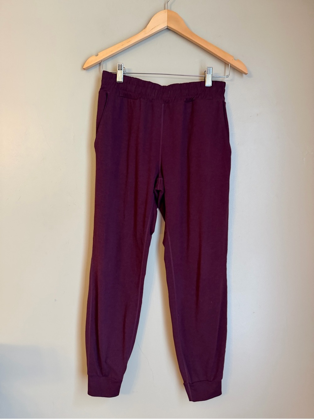 Vuori Boyfriend Jogger Pants Womens Xs Burgundy Maroon Loungewear Yoga